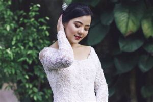 Cara Menata Rambut Lurus Wajah Bulat
