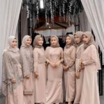 Elegansi Gaun Satin Tradisional