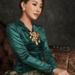 Inspirasi Busana Dengan Bros Besar