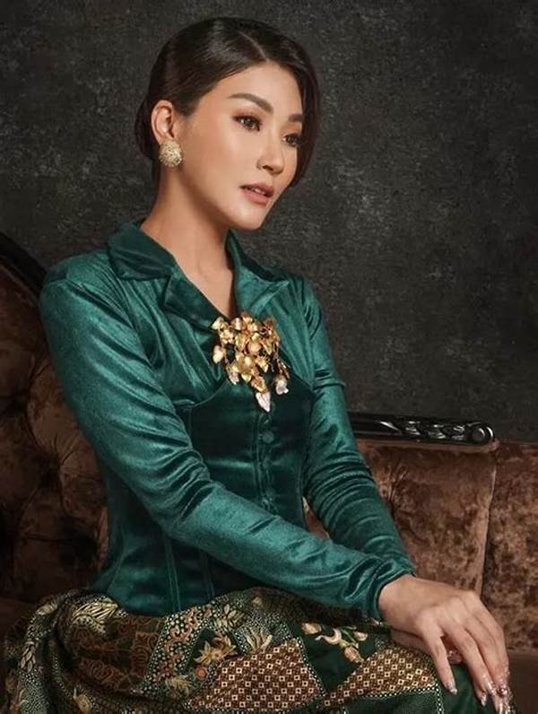 Inspirasi Busana Dengan Bros Besar