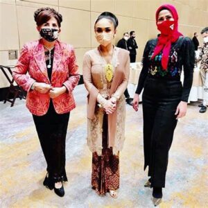 Busana Formal Dengan Detail Unik