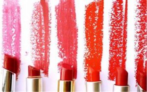 Lipstik Warna Tren 2025 Yang Wajib Dimiliki