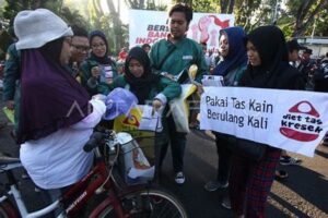 “kesadaran Masyarakat Terhadap Plastik”