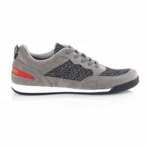 Sneakers Pria Warna Netral Favorit