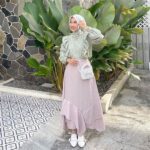 Gaya Santai Dengan Rok Asimetris