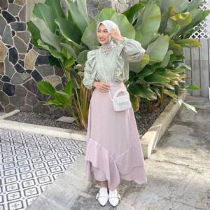 Gaya Santai Dengan Rok Asimetris