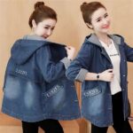 Tampilan Kasual Dengan Jaket Denim Wanita