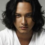 Selebriti Dengan Rambut Belah Tengah