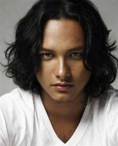 Selebriti Dengan Rambut Belah Tengah