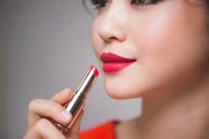 Tren Lipstik Merah Bata Modern