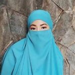 Elegansi Busana Formal Dengan Cadar