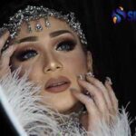 Riasan Glamor Dengan Sentuhan Kilau